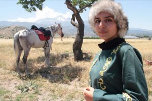 Cam silerken 6. kattan d&uuml;şt&uuml;, at sevgisiyle hayata tutundu
