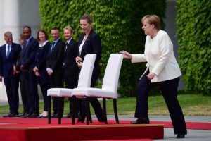 Merkel'in titremesine sandalyeli &ouml;nlem