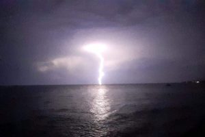 &Ccedil;anakkale'de şimşekler geceyi aydınlattı