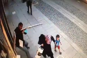 Duvardan d&ouml;k&uuml;len mermer par&ccedil;alarından son anda kurtuldular