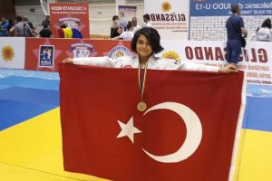 Bursalı judocu Eda Naz'dan g&uuml;m&uuml;ş madalya