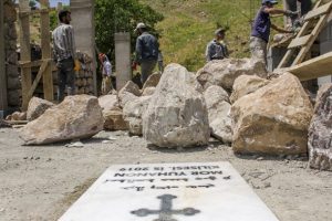 Ter&ouml;rden temizlenen k&ouml;ylerinde kilise inşa ediyorlar