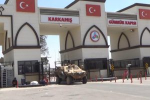 Sınır hattında tank ve m&uuml;himmat sevkıyatı