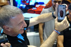 Ahmet Ağaoğlu &ouml;nce taraftarlara, sonra futbolculara forma sattı