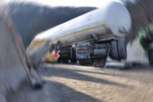 Bariyerlere &ccedil;arpan tanker ulaşımı aksattı