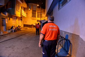 3 katlı binada &ccedil;ıkan yangında 3 kişi dumandan etkilendi