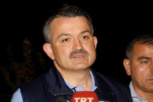 Bakan Pakdemirli, 39 saattir m&uuml;dahale edilen yangını denetledi