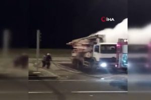 Yanan kamyona itfaiye m&uuml;dahale etti