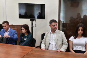 Babalarını &ouml;ld&uuml;rmekle yargılanan 3 kız kardeşe 230 bin imza desteği