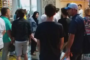 Otel sahibi kadın: "Bir yavru kedi i&ccedil;in otelime zarar verdiniz"