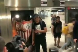 Fernando, imzayı atmak i&ccedil;in Sevilla'da