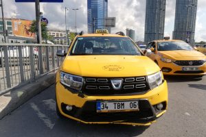 Trafik polisine &ccedil;arpan taksici g&ouml;zyaşlarına boğuldu