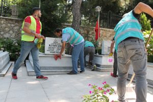 Bursa'da h&uuml;k&uuml;ml&uuml;ler şehitlikleri temizledi