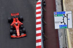 Formula 1 yarışı i&ccedil;in g&ouml;t&uuml;r&uuml;len Ferrari aracından ka&ccedil;ak g&ouml;&ccedil;men &ccedil;ıktı