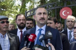 Bakan G&uuml;l'den şehit &Ouml;mer Halisdemir'in kabrine ziyaret