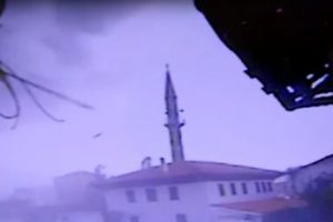 Fırtınada caminin minaresi yıkıldı