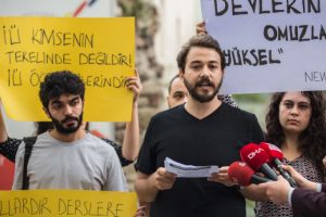 &Ouml;ğrencilerinden d&uuml;ş&uuml;k not verdiği i&ccedil;in hapis cezası alan profes&ouml;re destek