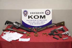 Polisin arama yaptığı adreslerde, tabanca ve av t&uuml;fekleri bulundu