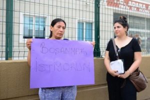 Boşanmak i&ccedil;in eylem yapıyordu... Bakanlık devreye girdi