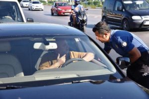 Alkoll&uuml; s&uuml;r&uuml;c&uuml; otomobilde uyuyakaldı: "Civan gibiyim"