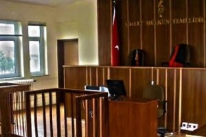 Eşine &ccedil;i&ccedil;ekle yaklaşıp defalarca bı&ccedil;aklamıştı! İstenen ceza belli oldu
