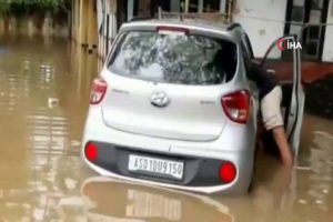 Hindistan'da sel felaketi: 3 &ouml;l&uuml;