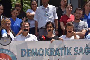 İzmir'de sağlık &ccedil;alışanlarına şiddete meslektaşlarından tepki