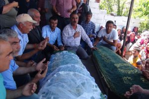 Yıldırım d&uuml;şmesi sonucu &ouml;len baba- kız g&ouml;zyaşlarıyla toprağa verildi