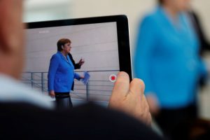 Angela Merkel'in titreme n&ouml;betleri Almanları endişelendirdi