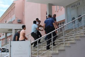 Y&uuml;zbaşının aracına ateş a&ccedil;an 2 ş&uuml;pheli tutuklandı