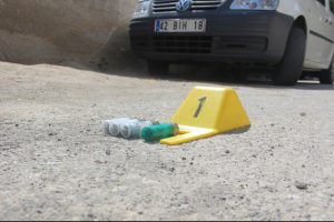 'Evi niye g&ouml;zetliyorsun?' diyen gen&ccedil; dehşet sa&ccedil;tı: 1 &ouml;l&uuml; 4 yaralı