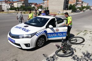 Servis otob&uuml;s&uuml;ne &ccedil;arpan bisiklet s&uuml;r&uuml;c&uuml;s&uuml; &ccedil;ocuk yaralandı