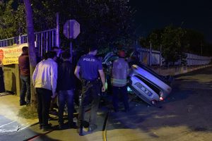 Otomobil takla atıp duvara &ccedil;arptı: 1 &ouml;l&uuml;