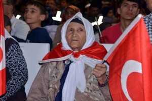 106 yaşında demokrasi n&ouml;betine katıldı