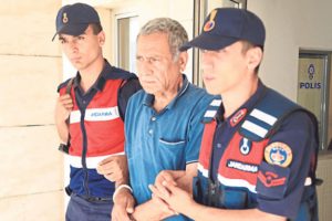 &Ouml;ld&uuml;rd&uuml;, ateşe verdi, seyretti... Savunması pes dedirtti!