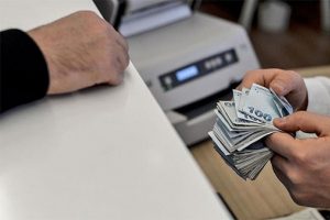 Emeklilerin zamlı maaşları hesaplara yatıyor!