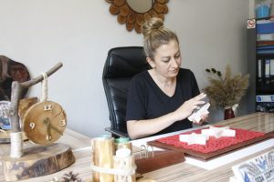 Bursalı kadın girişimci, ahşap atıklarını tasarıma d&ouml;n&uuml;şt&uuml;rd&uuml;
