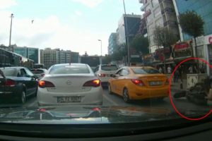 Motosikletli gen&ccedil;, yolun karşısına ge&ccedil;meye &ccedil;alışan kadına &ccedil;arptı