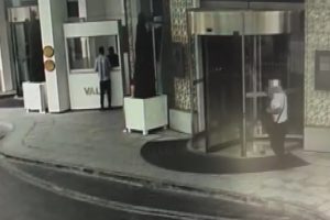 Otel &ouml;n&uuml;nde &ccedil;anta &ccedil;alan Dominikli hırsız kayıplara karıştı
