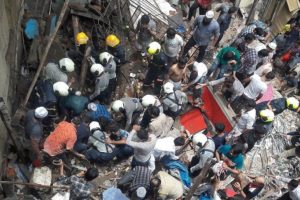Hindistan'da bina &ccedil;&ouml;kt&uuml;: En az 40 kişi kurtarılmayı bekliyor
