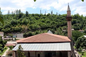 Fatih Sultan Mehmet'in namaz kıldığı cami zamana meydan okuyor
