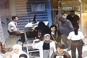 X-Ray cihazından ge&ccedil;en ş&uuml;pheliler telefonu b&ouml;yle &ccedil;aldı
