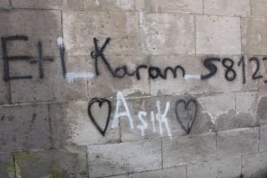 800 yıllık medresenin duvarına yazı yazan liseliye ceza