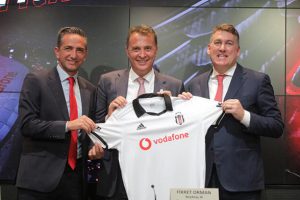 Beşiktaş'ta forma reklam sponsorluğu yenilendi