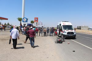 Minib&uuml;sle &ccedil;arpışan motosikletin s&uuml;r&uuml;c&uuml; can verdi