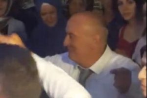 Oğlunun d&uuml;ğ&uuml;n&uuml;nde kalbine yenik d&uuml;şt&uuml;