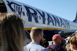 'Ryanair' bazı havaalanı merkezlerini kapatıyor