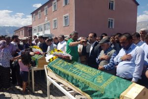 PKK patlayıcısıyla &ouml;len kardeşler, toprağa verildi