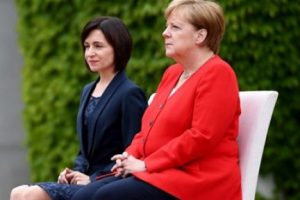 Merkel t&ouml;renlerde artık oturuyor