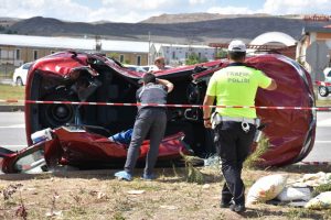 TIR ile otomobil &ccedil;arpıştı: 4 yaralı